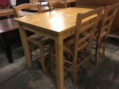 Köksbord + 4st stolar